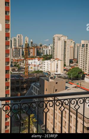 Vue sur la ville depuis un balcon dans un bâtiment de São Paulo. La ville gigantesque, célèbre pour sa vocation culturelle et commerciale au Brésil. Banque D'Images