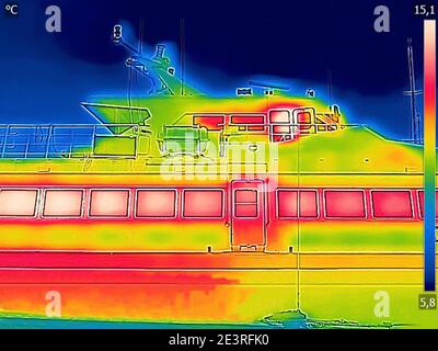 Détection de la perte de chaleur à l'extérieur de bateau à moteur privé de luxe ancré à l'aide de Caméra infrarouge thermique Banque D'Images