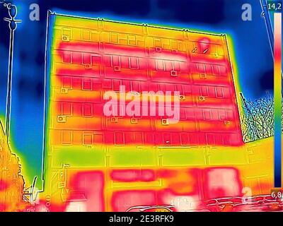 La détection de la perte de chaleur à l'extérieur du bâtiment à l'aide de caméra thermique infrarouge Banque D'Images