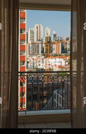 Vue sur la ville depuis un balcon dans un bâtiment de São Paulo. La ville gigantesque, célèbre pour sa vocation culturelle et commerciale au Brésil. Banque D'Images