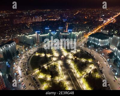 Vue aérienne de nuit avec éclairage de vacances de Derzhprom et de l'université nationale de Karazina sur la liberté Svobody Square cirque Kharkiv, Ukraine Banque D'Images