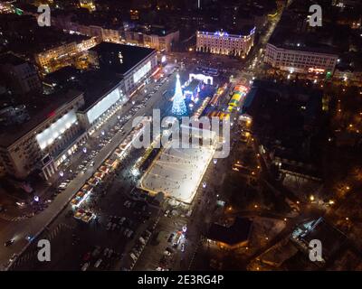 Liberté Svobody Square (Kharkiv) vue aérienne de drone la nuit avec Les fêtes du nouvel an et les décorations pour arbres de Noël avec éclairage coloré dans la ville c Banque D'Images