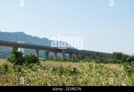 Le pont ferroviaire surélevé du projet à double voie est en construction, au-dessus de la ferme de maïs près de la montagne et en pente depuis le haut mountai Banque D'Images