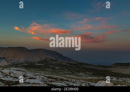 Nuages rerouge par le coucher de soleil dans les montagnes.Parc national de Maiella, Abruzzes, Italie Banque D'Images