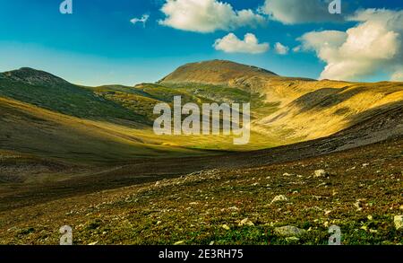 Vallée 'Femmina Morta', Monte Amaro en arrière-plan. Chaîne de montagnes de Maiella, Parc national de Maiella, Abruzzes, Italie, Europe Banque D'Images