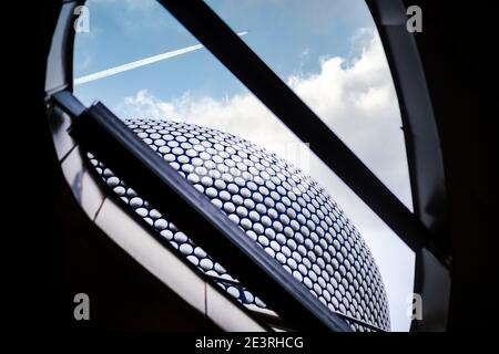 Birmingham UK décembre 2020 Bullring centre commercial à la recherche le ciel avec des nuages et un avion survolant l'architecture moderne avec disques argentés Banque D'Images