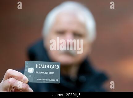 Personne âgée montrant une carte de santé numérique. Banque D'Images