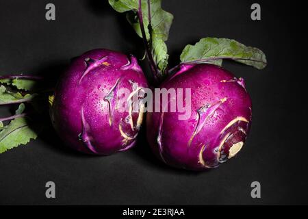 kohlrabi violet isolé sur noir Banque D'Images