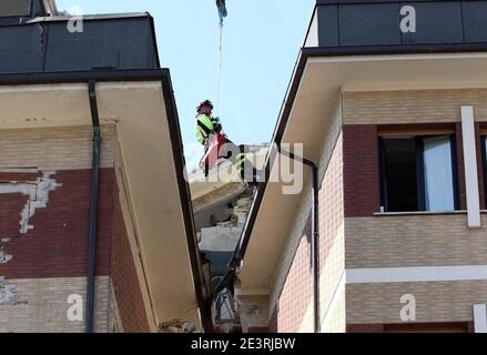 L'Aquila, Italia - 6 aprile 2009: I vigili del Fuoco tentato l'ingresso nella casa dello studente dopo il terremoto che ha ravacato la città Banque D'Images