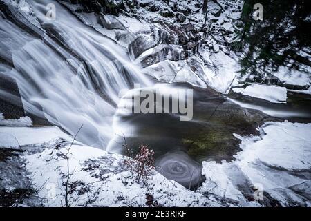 Mumlava est une rivière de montagne qui traverse les montagnes géantes et à l'embouchure de la Jizera qui borde les montagnes de Jizera. Banque D'Images