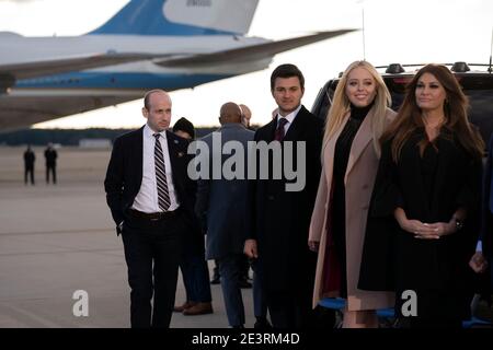 Stephen Miller, conseiller principal de la Maison-Blanche pour les politiques, à gauche, marche pour accueillir les membres de la première famille avant une cérémonie d'adieu à joint base Andrews, Maryland, États-Unis, le mercredi 20 janvier 2021. Trump quitte Washington avec des Américains plus divisés politiquement et plus susceptibles d'être sans travail qu'à son arrivée, en attendant le procès pour sa deuxième destitution - une fin ignominieuse à l'une des présidences les plus agitées de l'histoire américaine. Crédit: Stefani Reynolds/Pool via CNP/MediaPunch Banque D'Images