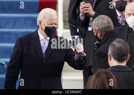 Washington, États-Unis. 20 janvier 2021. Le président élu Joe Biden a été accueilli par l'ancien président Barrack Obama au Capitole des États-Unis pour l'inauguration du président Joe Biden lors de la 59e inauguration présidentielle le mercredi 20 janvier 2021 à Washington DC. Photo de piscine par Patrick Semansky/UPI crédit: UPI/Alamy Live News Banque D'Images