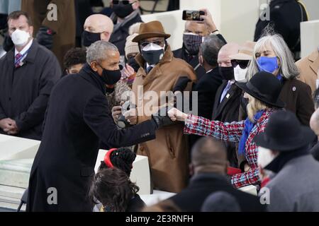 L'ancien président américain Barack Obama salue l'ancienne secrétaire d'État américaine Hillary Rodham Clinton avant que Joe Biden ne prenne le serment d'office en tant que 46e président des États-Unis au Capitole des États-Unis à Washington, DC, le mercredi 20 janvier 2021. Photo de Chris Kleponis/CNP/ABACAPRESS.COM Banque D'Images