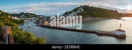 LOOE, CORNWALL, Royaume-Uni - 07 JUIN 2009 : vue panoramique sur le quai de Banjo et vue de retour sur le vilage et le port Banque D'Images