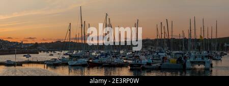 FALMOUTH, CORNWALL, Royaume-Uni - 07 JUIN 2009 : vue panoramique du port de Falmouth au coucher du soleil Banque D'Images