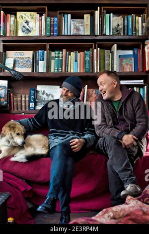 GRAND BRETAGNE / Londres / librairies / Paddy Screech and Jonathan Privett propriétaires de Word on the Water Canalboat de Londres Librairie .© Horst Fried Banque D'Images