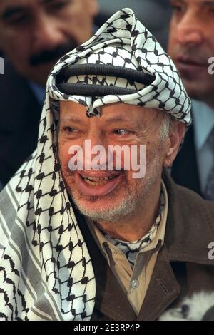 LA PHOTO MONTRE YASSER ARAFAT PARLANT À LA PRESSE À DOWNING STREET, APRÈS LES POURPARLERS DE PAIX AU MOYEN-ORIENT QUI SE SONT TENUS À LONDRES, ROYAUME-UNI, LE 05 MAI 1998 Banque D'Images