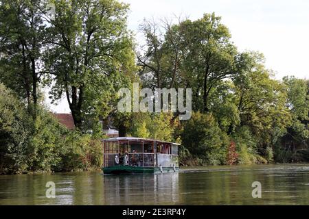 Croisière en bateau de plaisance sur la rivière Ljubljana Banque D'Images