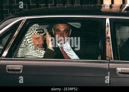 LA PHOTO MONTRE YASSER ARAFAT QUITTANT LA RUE DOWNING NO 10, APRÈS LES POURPARLERS DE PAIX AU MOYEN-ORIENT QUI SE SONT TENUS À LONDRES, ROYAUME-UNI, LE 05 MAI 1998 Banque D'Images