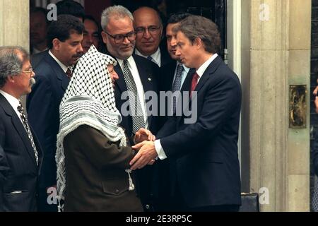 LA PHOTO MONTRE YASSER ARAFAT QUI S'EST ENTRETENU AVEC TONY BLAIR À DOWNING STREET, APRÈS LES POURPARLERS DE PAIX AU MOYEN-ORIENT QUI SE SONT TENUS À LONDRES, AU ROYAUME-UNI, LE 05 MAI 1998 Banque D'Images