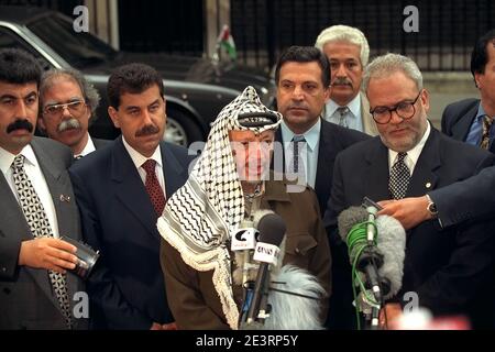 LA PHOTO MONTRE YASSER ARAFAT PARLANT À LA PRESSE À DOWNING STREET, APRÈS LES POURPARLERS DE PAIX AU MOYEN-ORIENT QUI SE SONT TENUS À LONDRES, ROYAUME-UNI, LE 05 MAI 1998 Banque D'Images