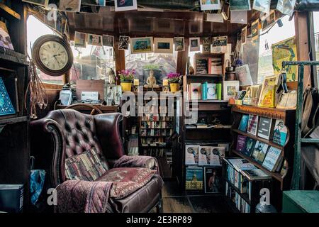 Mot sur l'eau - La London Bookbarge - une librairie flottants amarrés sur Regent's Canal à King's Cross, Londres, Angleterre, Royaume-Uni Banque D'Images