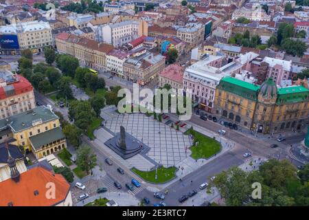 Lviv, Ukraine - août 2020 : vue aérienne sur le monument de Taras Shevchenko à Lviv, Ukraine depuis un drone Banque D'Images