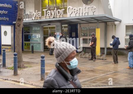 Camberwell, Londres, Royaume-Uni. 20 janvier 2021. Les gens font la queue pour un essai de débit latéral au Damilola Taylor Centre créé par le Conseil Southwark. Les tests de débit latéral sont plus rapides que le test Covid-19 de réaction en chaîne de polymérase (PCR) standard et disponibles pour tous, qu'ils aient ou non des symptômes. Crédit : Tom Leighton/Alamy Live News Banque D'Images