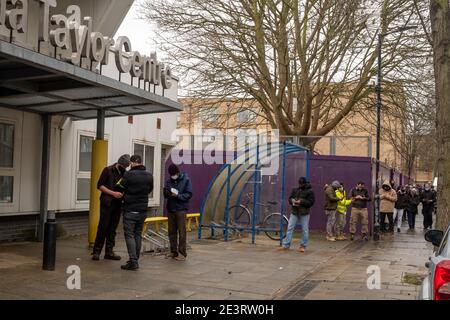 Camberwell, Londres, Royaume-Uni. 20 janvier 2021. Les gens font la queue pour un essai de débit latéral au Damilola Taylor Centre créé par le Conseil Southwark. Les tests de débit latéral sont plus rapides que le test Covid-19 de réaction en chaîne de polymérase (PCR) standard et disponibles pour tous, qu'ils aient ou non des symptômes. Crédit : Tom Leighton/Alamy Live News Banque D'Images