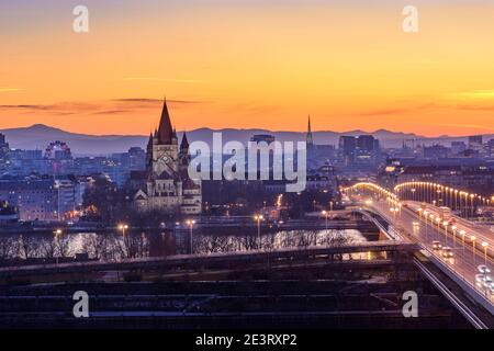 Vienne, Vienne: Centre ville de Vienne, rivière Donau (Danube), île Donauinsel, pont Reichsbrücke, parc d'attractions Prater, grande roue, église Franz von Banque D'Images