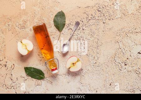 Vinaigre de cidre de pomme ou boisson aux fruits fermentés, vue du dessus. Banque D'Images