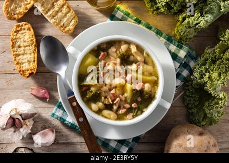 Soupe toscane crémeuse sur table en bois Banque D'Images