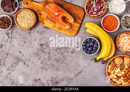 Des aliments sains qui éblent votre humeur - saumon, chocolat noir, aliments fermentés (sauerkraut, yaourt), bananes, baies, noix, avoine, haricots, lentilles et cof Banque D'Images