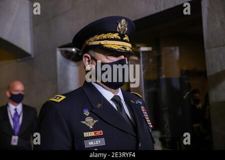 Washington, DC, États-Unis. 20 janvier 2021. Le président des chefs d'état-major interarmées, le général Mark Milley, arrive à l'inauguration du président élu des États-Unis, Joe Biden, sur le front ouest du capitole des États-Unis, le 20 janvier 2021, à Washington, DC. Au cours de la cérémonie d'inauguration d'aujourd'hui, Joe Biden devient le 46e président des États-Unis. ( Credit: Win Mc NameE/Getty Images)/Media Punch/Alamy Live News Banque D'Images