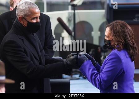 Le vice-président élu Kamala Harris accueille l'ancien président américain Barack Obama avant l'inauguration de Joe Biden comme 46e président des États-Unis sur le front ouest du Capitole des États-Unis à Washington, États-Unis, le 20 janvier 2021. REUTERS/Jonathan Ernst | utilisation dans le monde entier Banque D'Images