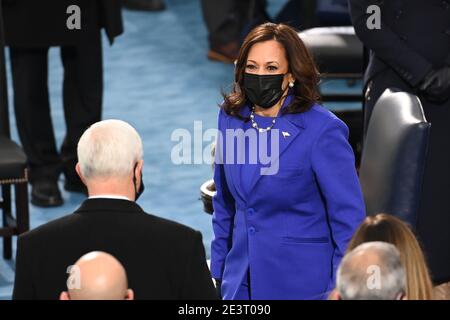 LE vice-président américain élu Kamala Harris (R) rencontre le vice-président américain Mike Pence avant que le président élu Joe Biden ne soit assermenté en tant que 46e président américain le 20 janvier 2021, au Capitole des États-Unis à Washington, DC. - Biden, un ancien vice-président de 78 ans et sénateur de longue date, fait le serment d'office à midi (1700 GMT) sur le front ouest du Capitole, l'endroit même où les émeutiers pro-Trump se sont affrontés avec la police il y a deux semaines avant de prendre la tête du Congrès dans une insurrection meurtrière. (Photo de Saul LOEB/POOL/AFP) | utilisation dans le monde entier Banque D'Images