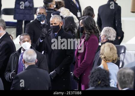 L'ancien président américain Barack Obama accueille ses invités avec l'ancienne première dame Michelle Obama et l'ancien président américain George W. Bush avant que Joe Biden ne prenne le serment d'office comme 46e président des États-Unis au Capitole des États-Unis à Washington, DC, le mercredi 20 janvier 2021. Credit: Chris Kleponis / CNP | usage dans le monde entier Banque D'Images