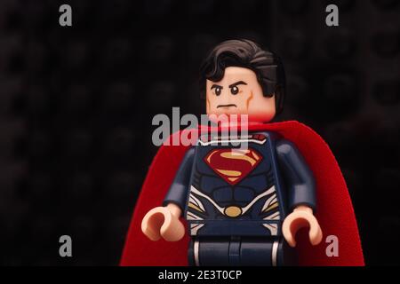 Tambov, Fédération de Russie - 13 janvier 2021 Lego Superman Minifigure debout sur fond noir. Banque D'Images