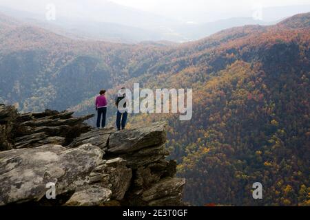 NC00276-00...CAROLINE DU NORD - vue depuis le sommet de Hawksbill Mountain dans la région sauvage de Linville gorge - Pisgah National Forest. (PAS DE MR) Banque D'Images