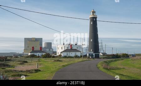 Dungeness Power Station avec le vieux phare, Dungeness, Kent Banque D'Images