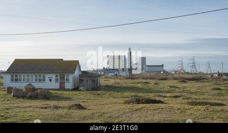 Dungeness Power Station avec le vieux phare, Dungeness, Kent Banque D'Images