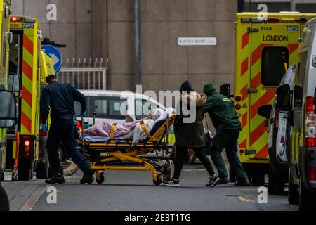 Londres, Royaume-Uni. 20 janvier 2021. Des ambulances arrivent au service des accidents et des urgences pour déposer des patients à l'hôpital Royal London de Whitechapel. Londres est dans le lockdown national 3 et la pression sur les lits dans le NHS reste élevée. Crédit : Guy Bell/Alay Live News Banque D'Images