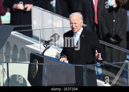 (210120) -- WASHINGTON, le 20 janvier 2021 (Xinhua) -- le président des États-Unis Joe Biden prononce son discours inaugural après avoir été assermenté en tant que 46e président des États-Unis à Washington, D.C., aux États-Unis, le 20 janvier 2021. Lors d'une inauguration inhabituelle fermée au public en raison de la pandémie de coronavirus toujours en train de faire rage, le président élu des États-Unis, Joe Biden, a prêté serment mercredi en tant que 46e président des États-Unis au front ouest du Capitole, qui a été violée il y a deux semaines par de violents manifestants qui ont tenté de renverser sa victoire électorale. (Xinhua/Liu Jie) Banque D'Images