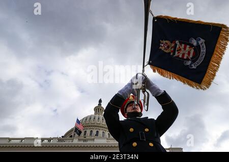 WASHINGTON, DC - JANVIER 20 : un membre de la bande de l'armée américaine « Pershing's Own » joue lors de l'inauguration du président américain élu Joe Biden sur le front ouest du Capitole des États-Unis le 20 janvier 2021 à Washington, DC. Au cours de la cérémonie d'inauguration d'aujourd'hui, Joe Biden devient le 46e président des États-Unis. (Photo de Tasos Katopodis/Getty Images) / MediaPunch Banque D'Images