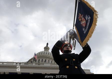 Washington, DC, États-Unis. 20 janvier 2021. Un membre de la bande de l'armée américaine « Pershing's Own » joue lors de l'inauguration du président américain élu Joe Biden sur le front ouest du capitole des États-Unis le 20 janvier 2021 à Washington, DC. Au cours de la cérémonie d'inauguration d'aujourd'hui, Joe Biden devient le 46e président des États-Unis. ( Credit: Tasos Katopodis/Getty Images)/Media Punch/Alay Live News Banque D'Images