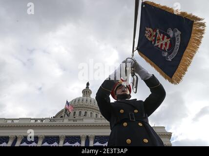 Washington, DC, États-Unis. 20 janvier 2021. Un membre de la bande de l'armée américaine « Pershing's Own » joue lors de l'inauguration du président américain élu Joe Biden sur le front ouest du capitole des États-Unis le 20 janvier 2021 à Washington, DC. Au cours de la cérémonie d'inauguration d'aujourd'hui, Joe Biden devient le 46e président des États-Unis. ( Credit: Tasos Katopodis/Getty Images)/Media Punch/Alay Live News Banque D'Images