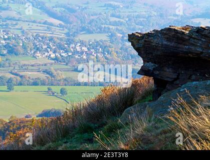 Affleurement des Rocheuses sous le soleil d'automne à Offerton Edge dans le Hope Valley région du Peak District National Park High Peak Derbyshire Angleterre Royaume-Uni Banque D'Images