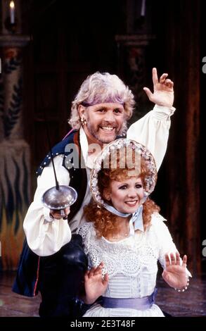 Paul Nicholas (le Roi Pirate), Bonnie Langford (Mabel) dans LES PIRATES DE PENZANCE par Gilbert & Sullivan au London Palladium, Londres W1 26/03/1990 Musique: Arthur Sullivan paroles: W S Gilbert chorégraphie: Christopher Robinson réalisateur: Peter Walker Banque D'Images