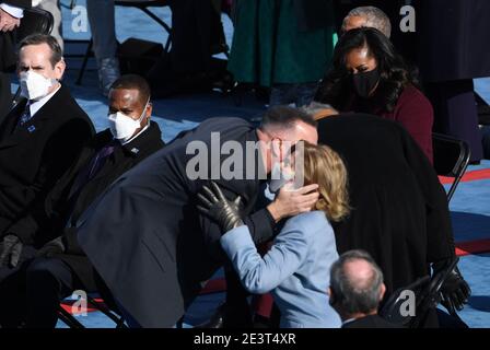 Washington, États-Unis. 20 janvier 2021. Garth Brooks embrasse l'ancienne première dame Laura Bush après avoir donné la représentation à l'inauguration du président Joe Biden à titre de 46e président des États-Unis au Capitole de Washington, DC, le mercredi 20 janvier 2021. Photo de Pat Benic/UPI crédit: UPI/Alay Live News Banque D'Images