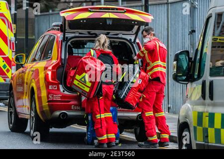 Londres, Royaume-Uni. 20 janvier 2021. L'équipage de l'Ambulance aérienne d'Essex apporte et retourne ensuite à son véhicule de soutien - les ambulances arrivent au service des accidents et des urgences pour déposer les patients à l'hôpital Royal London de Whitechapel. Londres est dans le lockdown national 3 et la pression sur les lits dans le NHS reste élevée. Crédit : Guy Bell/Alay Live News Banque D'Images